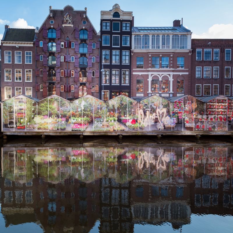 花が並ぶアムステルダム